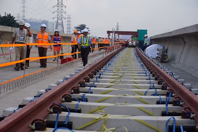 Một đoạn đường ray của tuyến Metro số 1 vừa được lắp đặt.