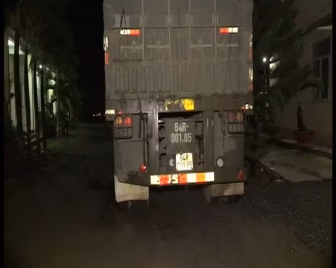 Một trong số xe container chở cát lậu.