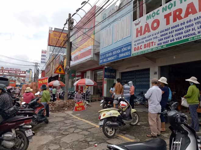 Người gửi tiền tập trung về quỹ tín dụng với mong muốn lấy lại tiền gửi.