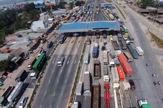 Trạm thu phí BOT phải xả do tài xế dùng tiền lẻ để trả phí.