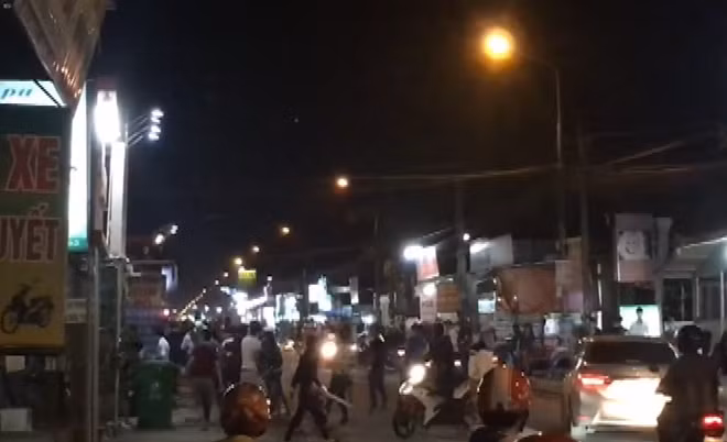 Các đối tượng xông vào chém nhau loạn xạ trong đêm.