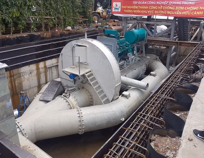 Máy bơm siêu công suất phục vụ chống ngập cho đường Nguyễn Hữu Cảnh.