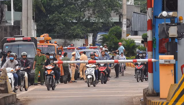 Công an đảm bảo trật tự, chống ùn tắc tại trạm thu phí BOT Biên Hòa. Công an đảm bảo trật tự, chống ùn tắc tại trạm thu phí BOT Biên Hòa.