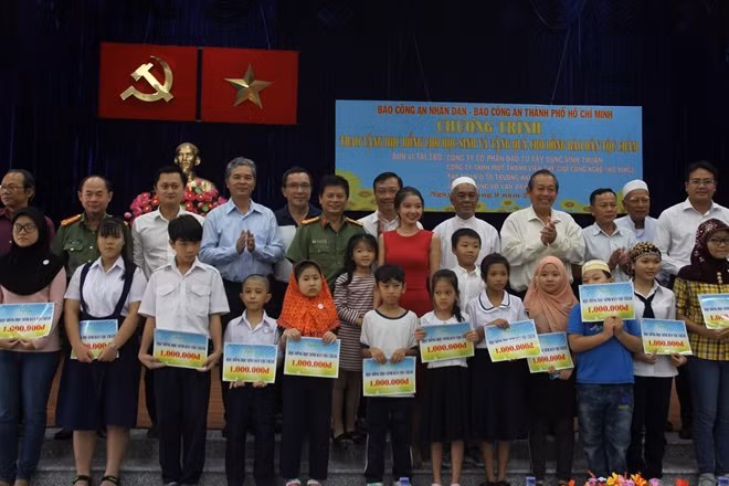 Phó Thủ tướng thường trực Trương Hòa Bình cùng đại diện các dơn vị tham gia trao học bổng cho học sinh người Chăm.