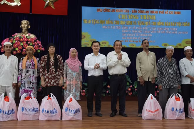 Phó Thủ tướng thường trực và ông trao quà cho các hộ người Chăm có hoàn cảnh khó khăn.