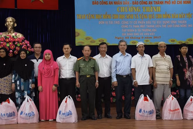 Đại tá Trần Kim Thẩm, Phó Tổng biên tập Báo CAND cùng lãnh đạo CATP, lãnh đạo quận 8 và các mạnh thường quân trao quà cho đồng bào Chăm có hoàn cảnh khó khăn.