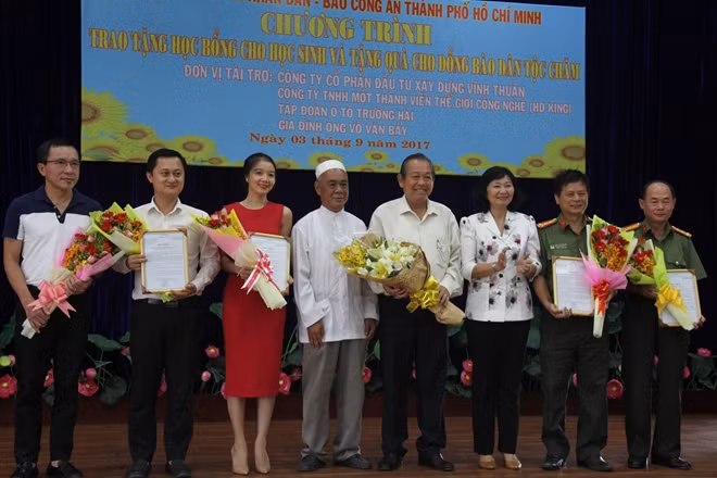 Đại diện cộng đồng người Chăm tại thành phố tặng hoa và thư cảm ơn cho Phó Thủ tướng thường trực cùng đại diện các đơn vị tham gia.
