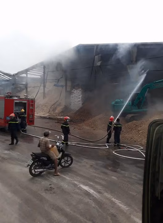 Cảnh sát PCCC tiếp tục phun nước sau khi không chế đám cháy.