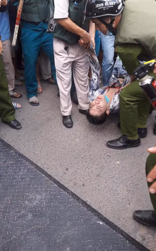 Công an đưa Phú ra khỏi nơi cố thủ đưa đi cấp cứu.