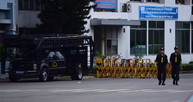 CSCĐ và phương tiện chuyên dụng trực chốt tại sân bay Tân Sơn Nhất.