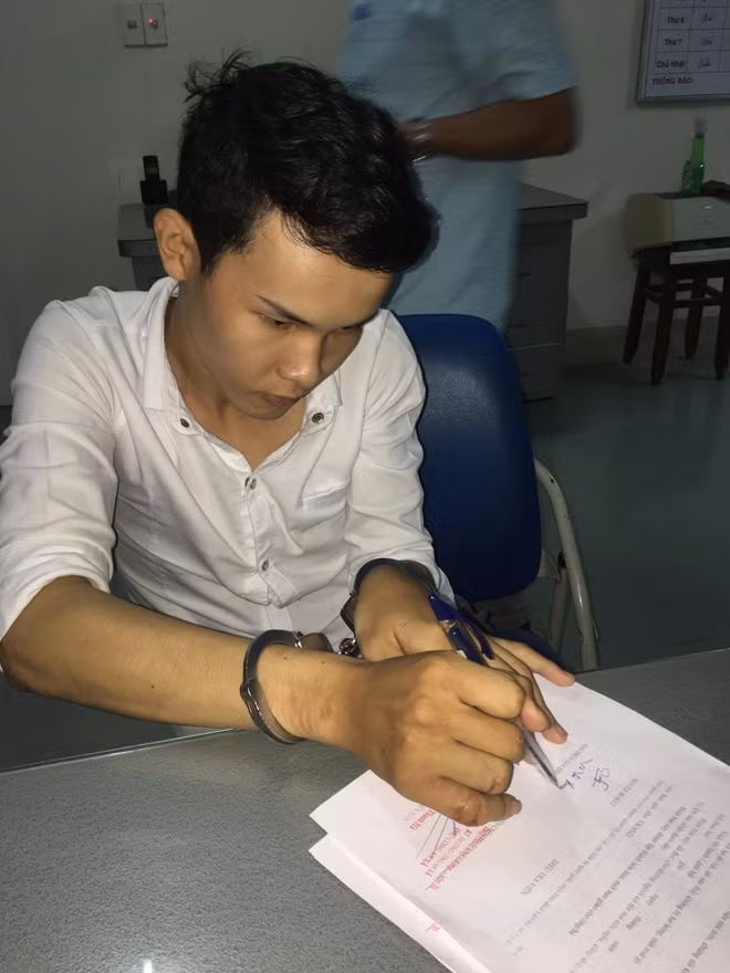 Hoàng đang khai nhận với cơ quan điều tra.