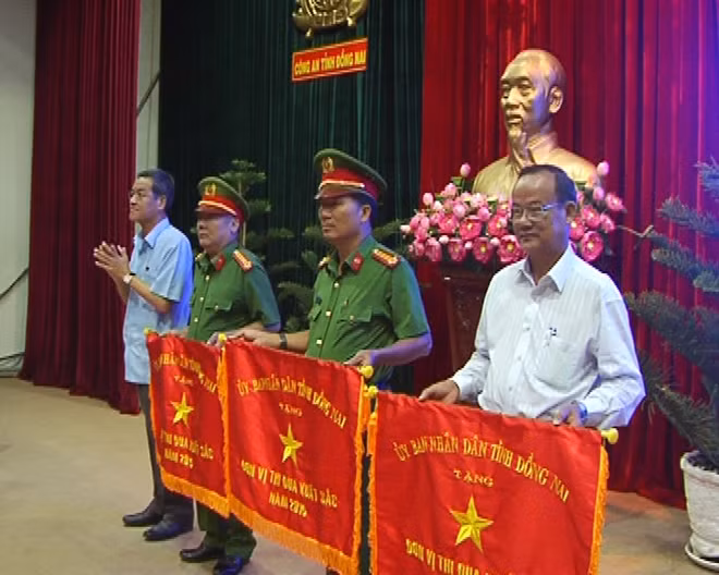 Lãnh đạo tỉnh Đồng Nai khen thưởng cho đơn vị Công an có thành tích trong phòng chống tội phạm.