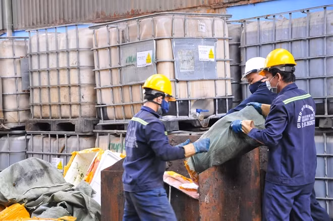 Tiêu hủy số bẹ sữa heo bẩn.