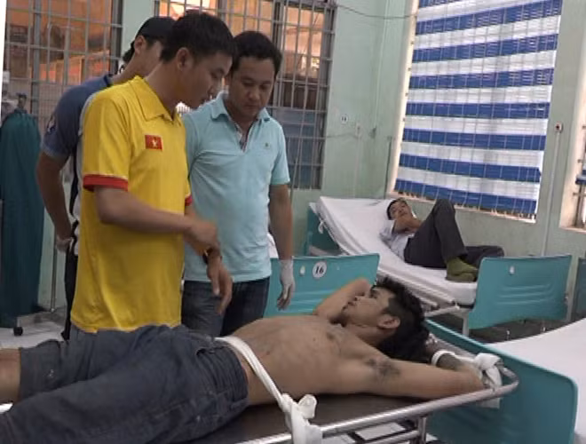 Hận được đưa vào trung tâm y tế để kiểm tra sức khỏe.