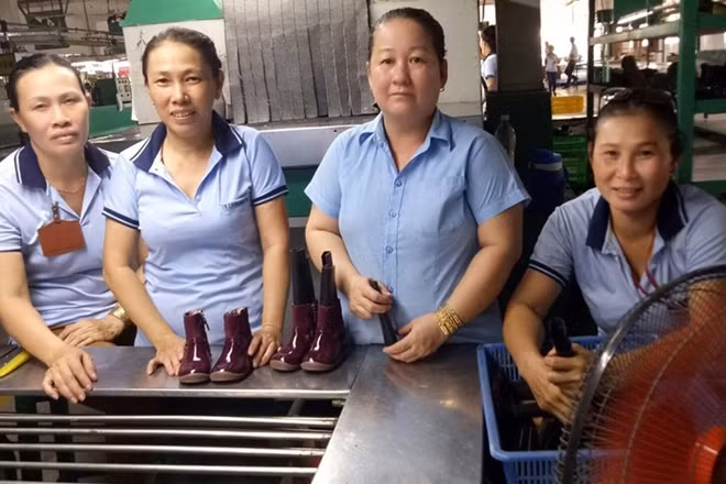 Những lao động lớn tuổi trong công ty Splendour đang lo lắng bị mất việc.