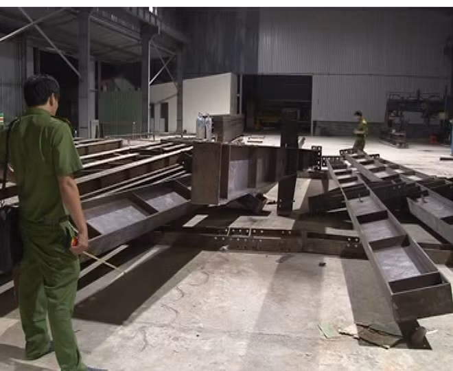 Công an phong tỏa hiện trường ra tai nạn.