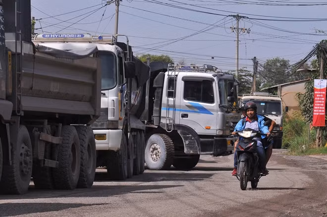 Xe ben chở đá bị chặn trên tuyến đường dân sinh.