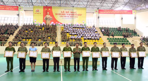 Thứ trưởng Trần Việt Tân trao Bằng khen của Bộ Công an cho 15 đơn vị đã có đóng góp lớn cho thành công của Đại hội.