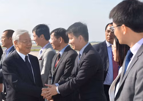 Cán bộ, nhân viên Đại sứ quán Việt Nam tại Hoa Kỳ và Phái đoàn Việt Nam tại Liên Hợp quốc ra sân bay tiễn Tổng Bí thư Nguyễn Phú Trọng. Cán bộ, nhân viên Đại sứ quán Việt Nam tại Hoa Kỳ và Phái đoàn Việt Nam tại Liên Hợp quốc ra sân bay tiễn Tổng Bí thư Nguyễn Phú Trọng.