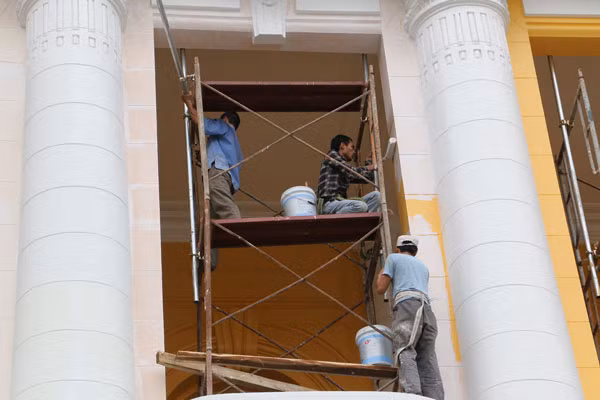 Các hạng mục đang được sơn mới.