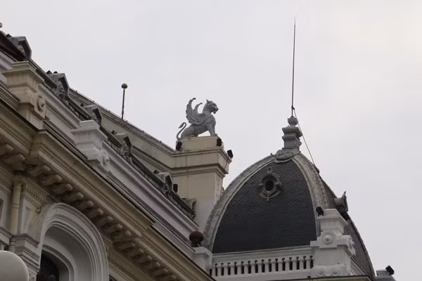 Những khu vực chưa được sơn mới.