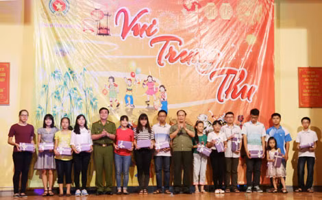 Đại diện lãnh đạo Công an tỉnh Lạng Sơn trao thưởng cho học sinh giỏi các cấp. Đại diện lãnh đạo Công an tỉnh Lạng Sơn trao thưởng cho học sinh giỏi các cấp.