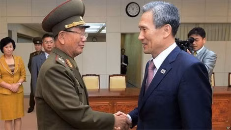 Cái bắt tay thân thiện giữa hai trưởng đoàn đàm phán của Hàn Quốc và CHDCND Triều Tiên. (Ảnh: AP) Cái bắt tay thân thiện giữa hai trưởng đoàn đàm phán của Hàn Quốc và CHDCND Triều Tiên. (Ảnh: AP)