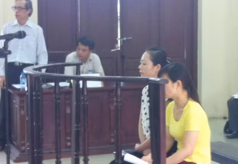 Hai bị cáo Quyên và Hồng tại phiên xử.