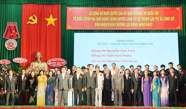 Ban chấp hành Đảng bộ TX Long Mỹ ra mắt trong ngày thành lập TX Long Mỹ.