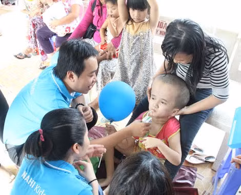 Cán bộ công nhân viên Công ty NAHI thăm hỏi, chăm sóc các em nhỏ đang điều trị tại bệnh viện.