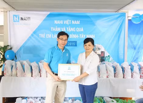 Công ty Nahi Việt Nam trao quà cho đại diện Bệnh viện Phục hồi chức năng Tây Ninh.