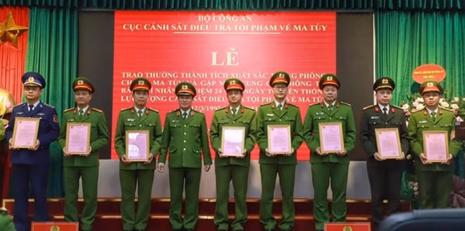 Thiếu tướng Nguyễn Văn Viện trao Giấy khen cho các tập thể, cá nhân có thành tích xuất sắc