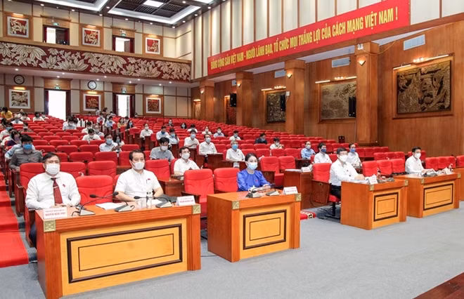 Đồng chí Hoàng Thị Thúy Lan và các đại biểu tại cuộc họp ngày 16/5 quyết định nhiều Nghị quyết quan trọng phòng, chống dịch COVID-19