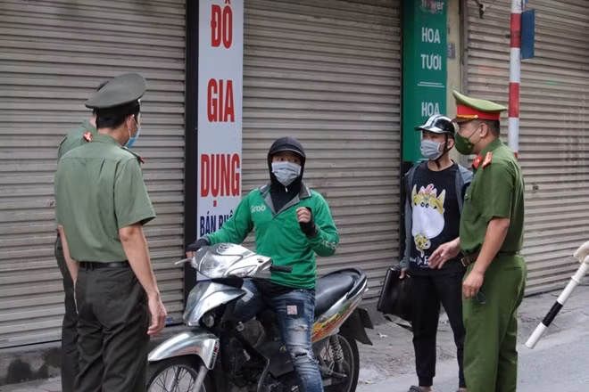 Tổ công tác Công an quận Thanh Xuân phát hiện tài xế Grab vi phạm phòng, chống dịch COVID-19