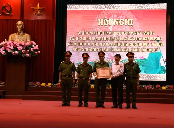 Thừa ủy quyền của Thủ tướng Chính phủ, đồng chí Nguyễn Văn Chương trao Bằng khen của Thủ tướng cho Phòng Cảnh sát điều tra tội phạm về ma túy