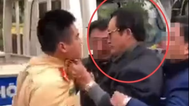Hình ảnh ông Đạt (cắt từ clip) cản trở CSGT làm nhiệm vụ