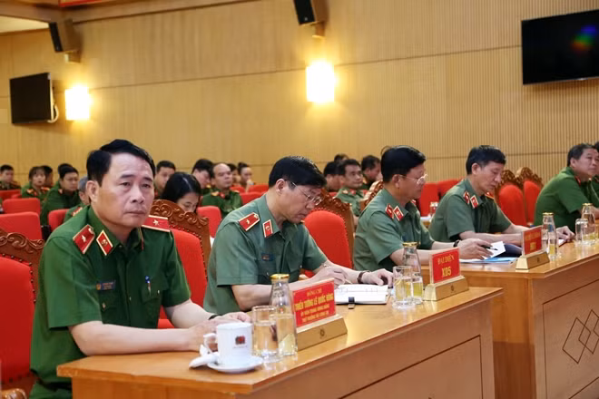 Thứ trưởng Lê Quốc Hùng và các đại biểu tham dự hội nghị.