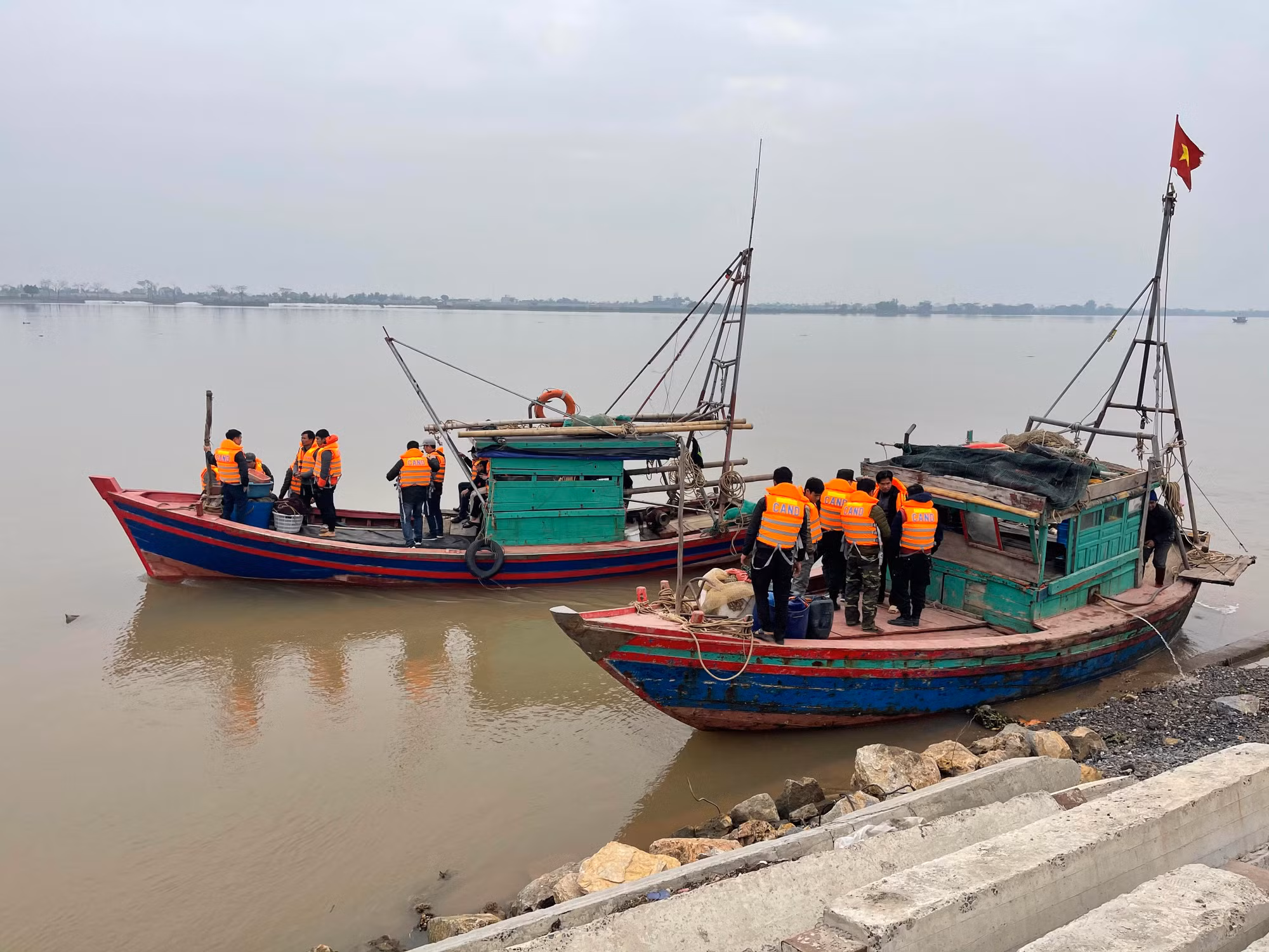 Bắt 4 đối tượng vi phạm quy định về khai thác tài nguyên