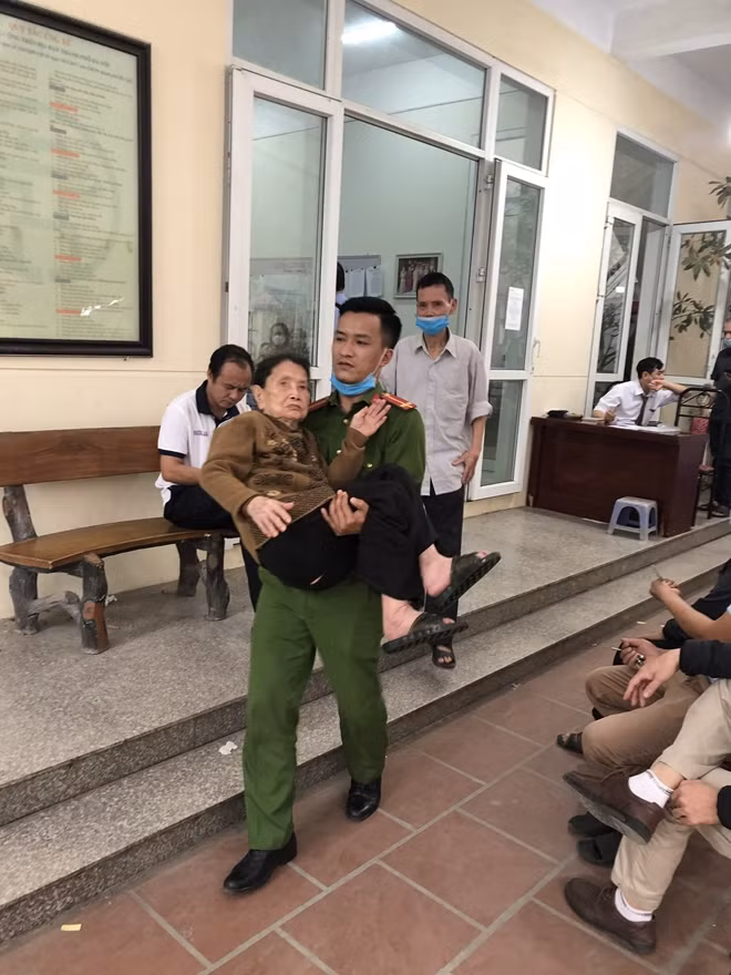 Nhiều cụ già không đi được Đoàn viên thanh niên Công an phường Xuân Đỉnh, Cảnh sát PCCC Công an quận sẵn sàng bế, cõng tạo điều kiện để các cụ làm CCCD.