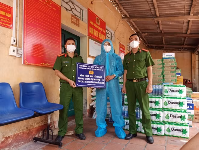 Đại diện Cục CSĐT tội phạm về ma túy trao quà ủng hộ CBCS, người dân Bắc Giang