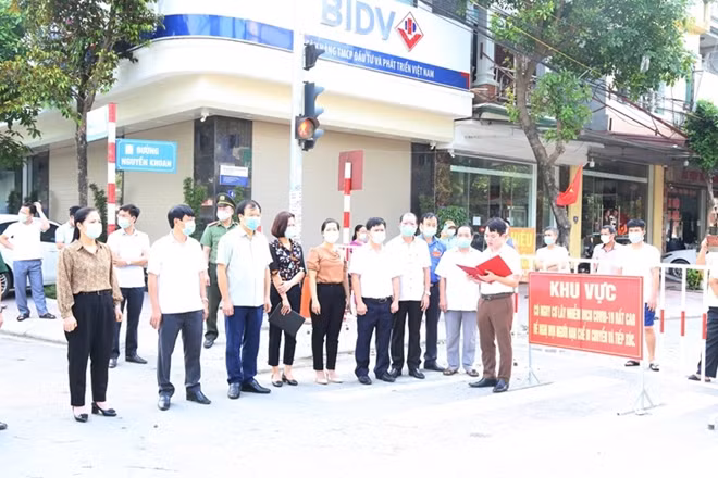 Đại diện UBND huyện Yên Lạc đọc quyết định tháo dỡ chốt kiểm dịch COVID-19