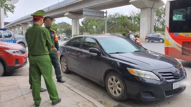 Lái xe LM.H say rượu ở trong xe ô tô.