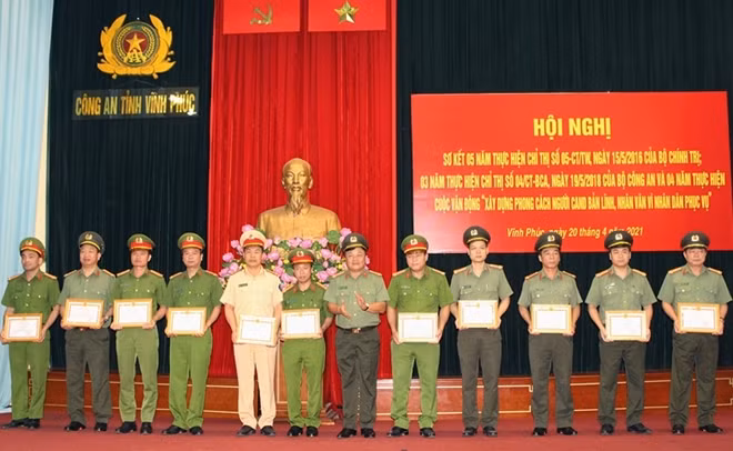 Đại tá Lê Thanh Bình trao Giấy khen tặng các tập thể có thành tích xuất sắc
