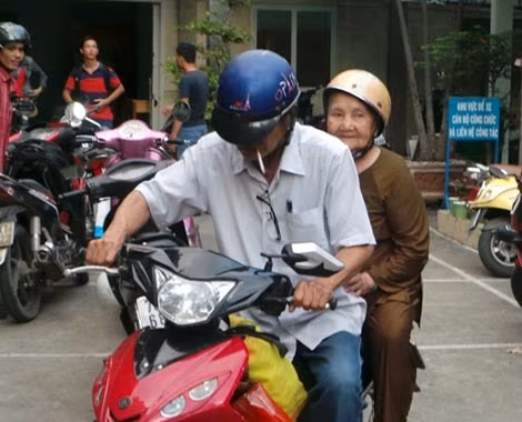 Những ngày qua, ông Liêm cùng mẹ liên tục đến UBND phường để chứng minh cháu trai bị bỏ rơi trên taxi là do mình nuôi dưỡng. Những ngày qua, ông Liêm cùng mẹ liên tục đến UBND phường để chứng minh cháu trai bị bỏ rơi trên taxi là do mình nuôi dưỡng.