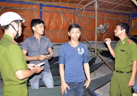 Lực lượng chức năng kiểm tra hành chính một số người nghi vấn.