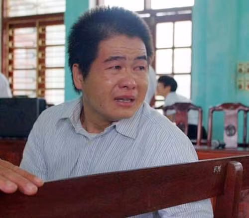 Bị cáo Tàng “Keangnam” khóc khi nhìn thấy người thân trong phòng xử án.