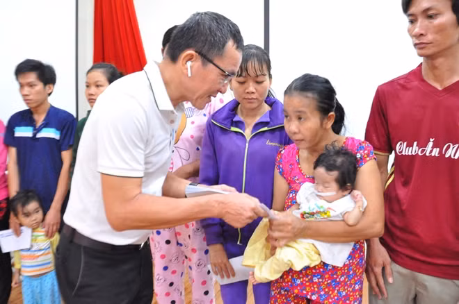 Ông Lâm Tấn Lợi Giám đốc Công ty Sản xuất Duy Lợi trao quà cho thân nhân và bệnh nhi BV Ung Bướu và BV Nhi đồng 1- TP.HCM