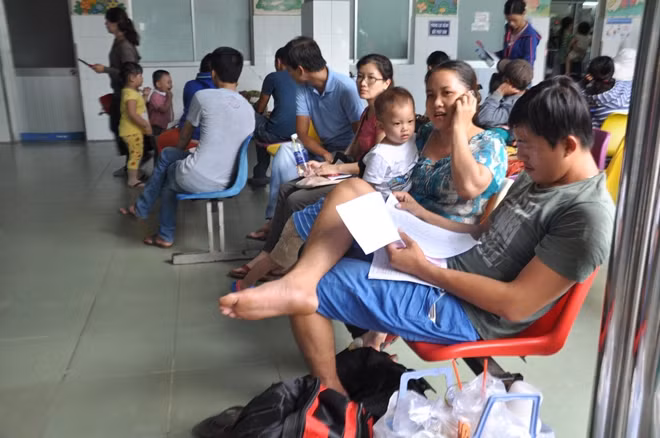 Bệnh Nhi được sàng lọc phát hiện nhiễm virus Zika ngay tại khoa Khám bệnh Bệnh viện Nhi đồng .