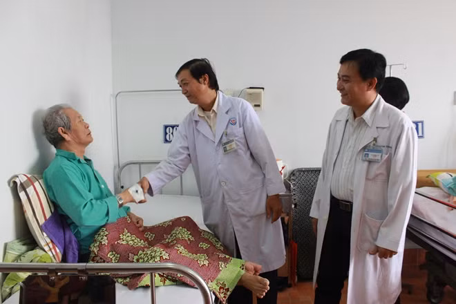 Bệnh nhân N.V.Ch. được thăm khám lại trong sáng 10-10 tại bệnh viện Trưng Vương