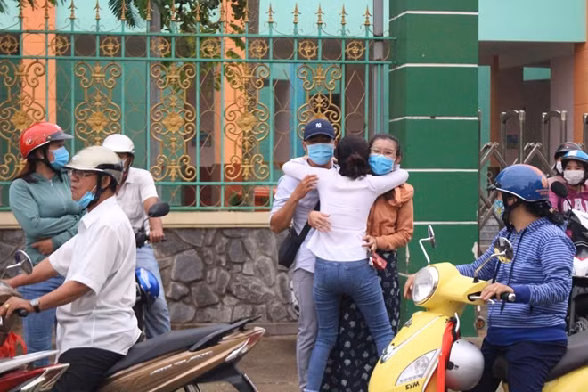 Thí sinh điểm thi THPT Củ Chi vui mừng ôm người thân vì hoàn thành tốt môn thi Anh văn chiều 10/8.